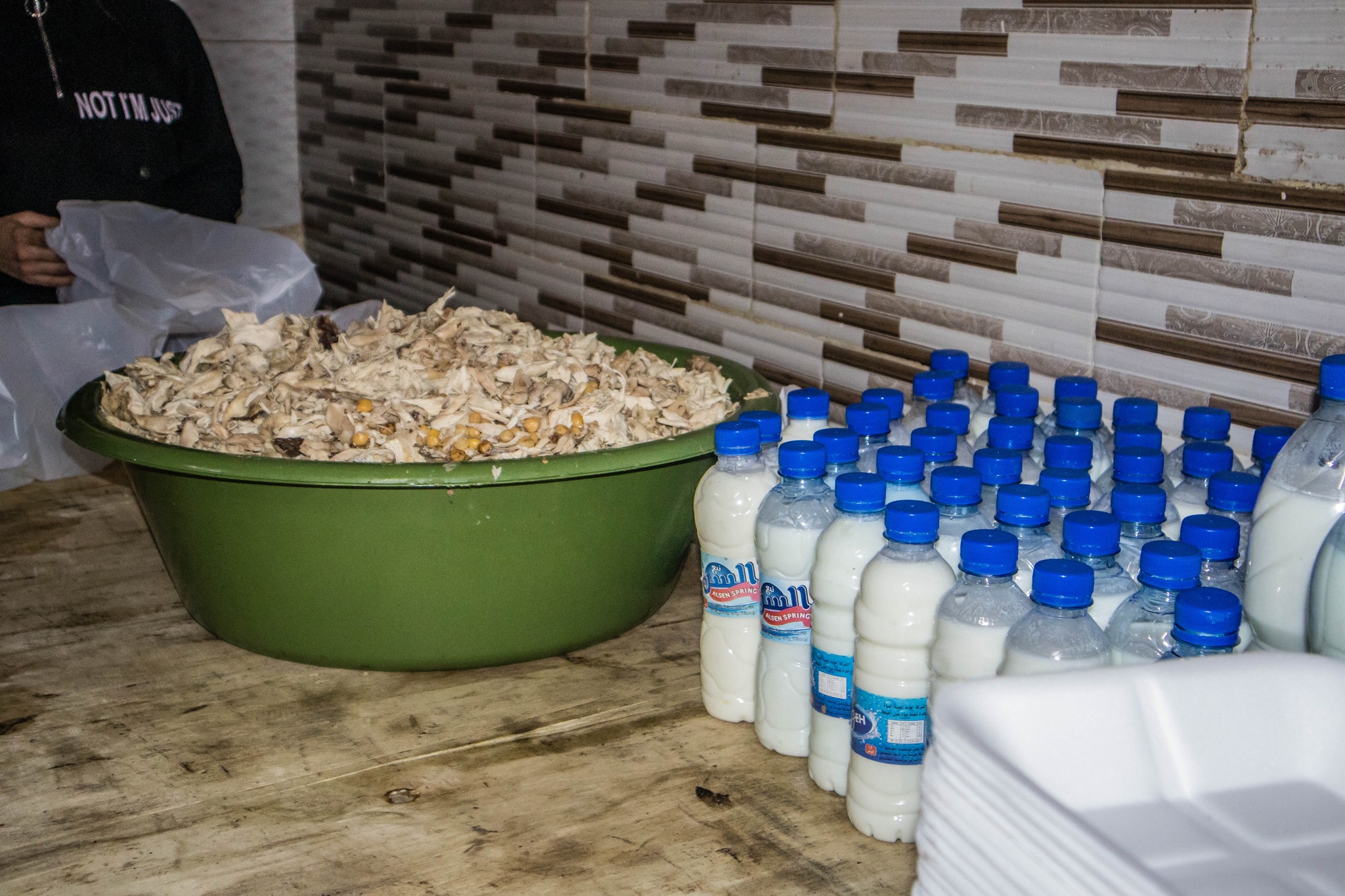 أثناء توزيع تبرعاتكم العينية في منطقة الحفة